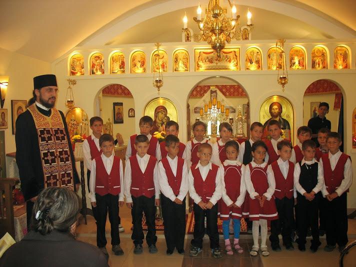Biserica Sfinții Apostoli Petru și Pavel, Chilișoaia - Parintele Bogdan si copii din parohie